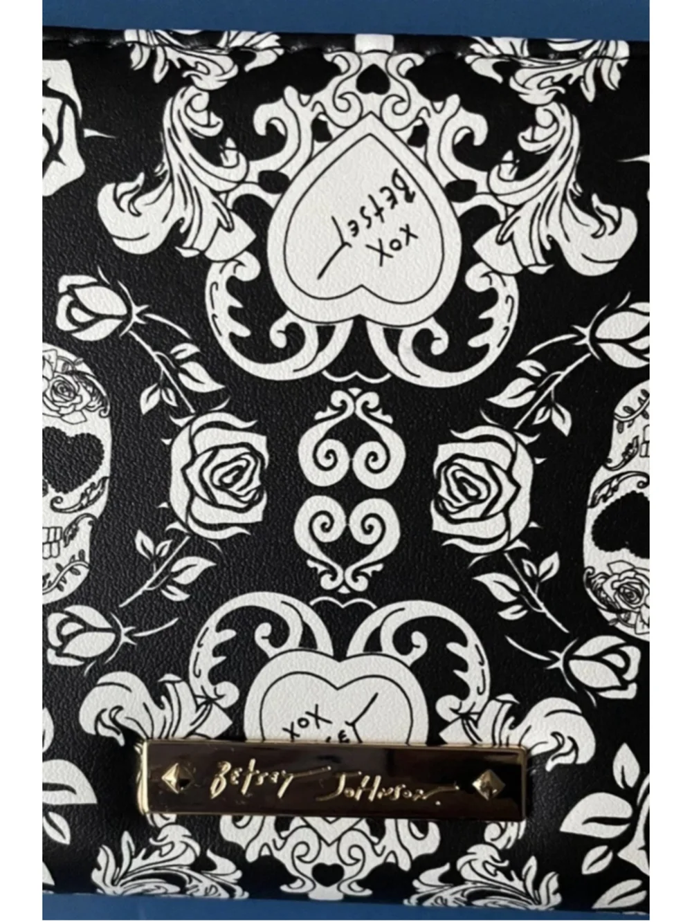 Betsey Johnson Skulls& Roses Zip Around Wristlet Wallet Black & White Gold Goth